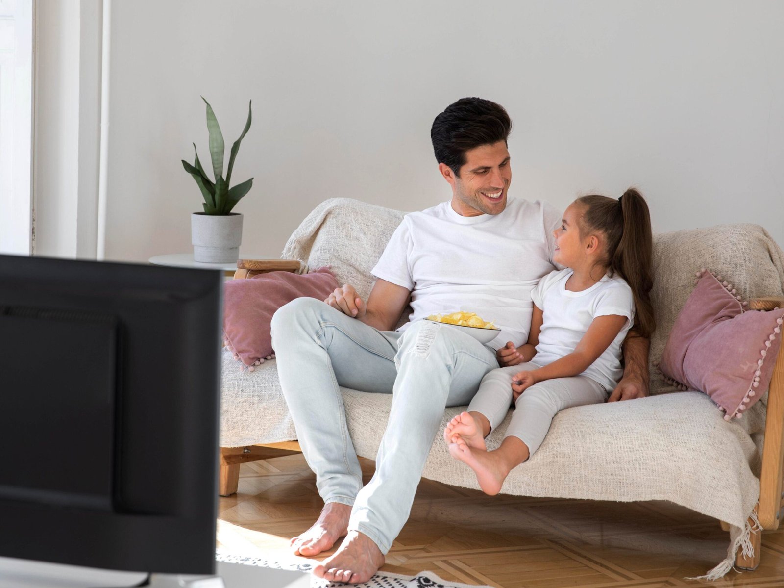 hospitality-tv-vs-smart-tv-biasa